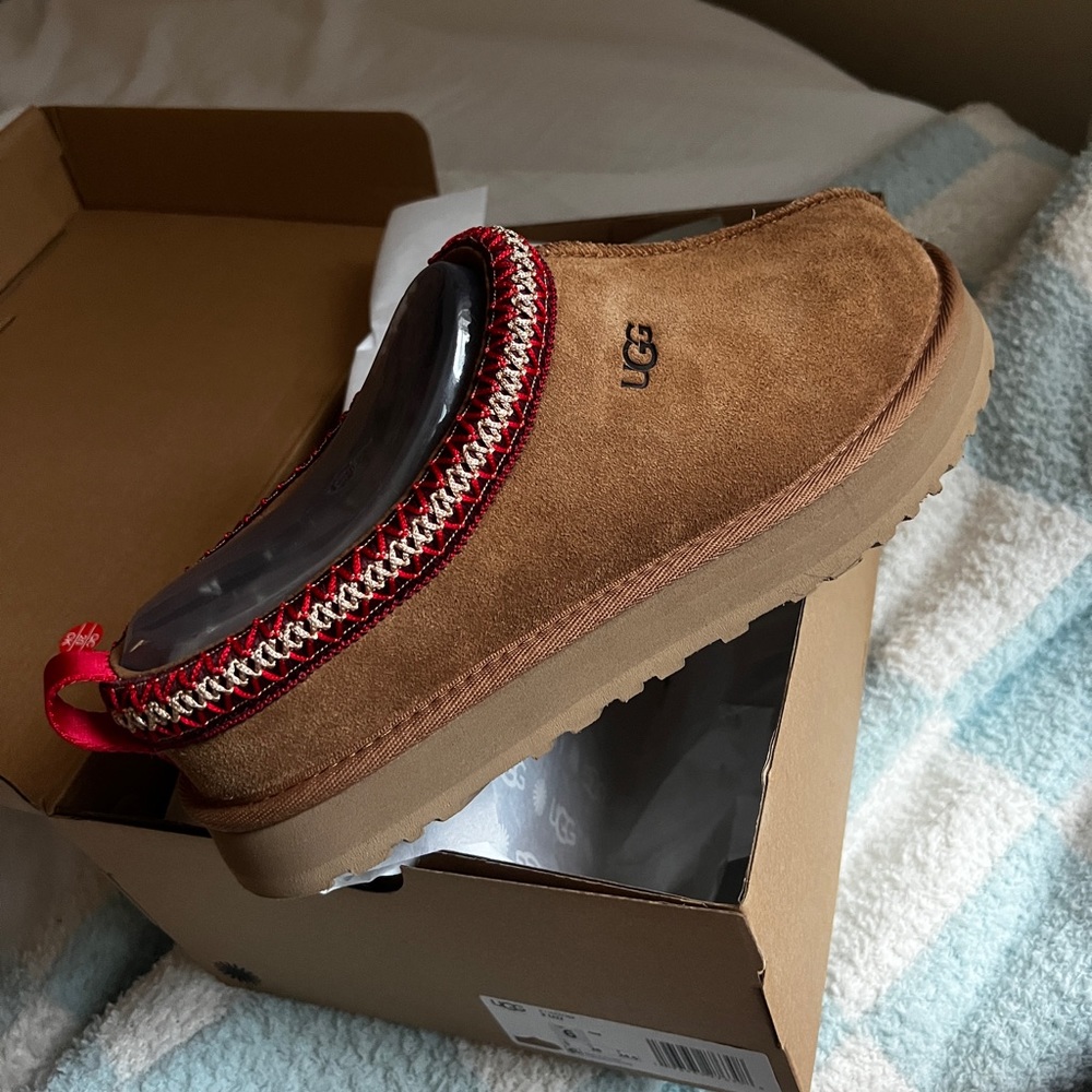 UGG Tazz slippers girls 6 fits a women’s 7.5 NIB Chestnut